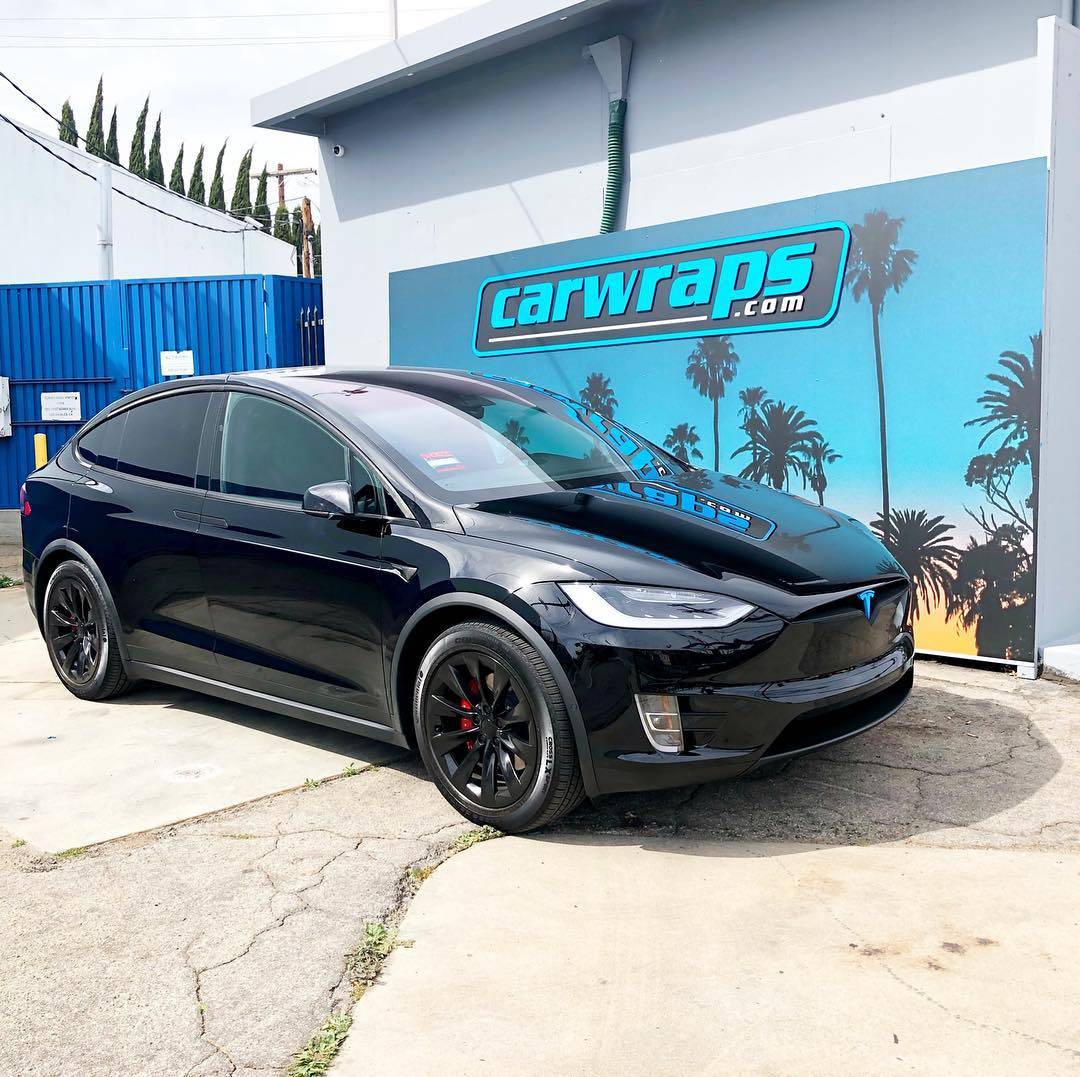 #Tesla chrome delete. Carbon fiber + Satin Light Blue Details.. #doyou #carwrap #vehiclewrap #socal #customcars #instadaily #chromedelete #losangeles